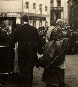 Faulhaber auf dem Weg zur Inthronisation zum Erzbischof von München und Freising