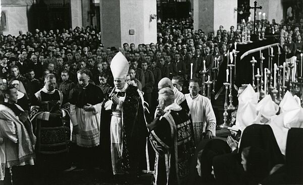 Michael Faulhaber bei der Trauerfeier für die Gefallenen des Krieges im Dom Zu Unserer Lieben Frau, München am 17. Juli 1940.
